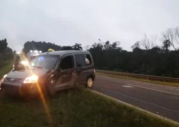 Jardín América: Una mujer resultó lesionada tras el choque entre un auto y un camión