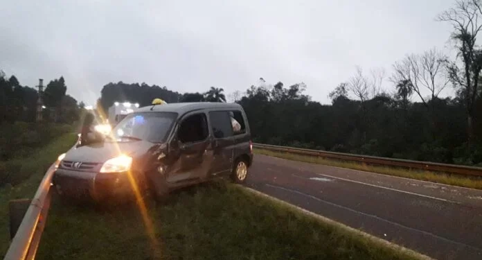 Jardín América: Una mujer resultó lesionada tras el choque entre un auto y un camión