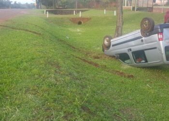 Despistó, volcó y terminó en el Hospital de Jardín América