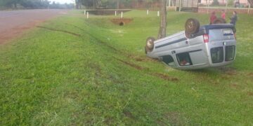 Despistó, volcó y terminó en el Hospital de Jardín América