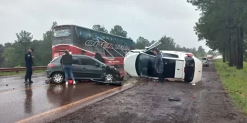 Santo Pipó | Choque y vuelco en la Ruta Nacional 12: al menos cuatro personas resultaron lesionadas y trasladadas al hospital