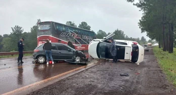 Santo Pipó | Choque y vuelco en la Ruta Nacional 12: al menos cuatro personas resultaron lesionadas y trasladadas al hospital