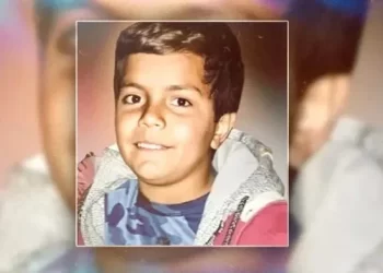 Tras 24 días prófugo, acompañado de su madre y su abogado se presentó en la Justicia el acusado de matar de un tiro a un menor en Jardín América