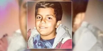 Tras 24 días prófugo, acompañado de su madre y su abogado se presentó en la Justicia el acusado de matar de un tiro a un menor en Jardín América