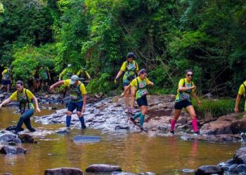 Deporte a pleno en la tierra colorada: Fútbol femenino y travesía en la selva entre saltos