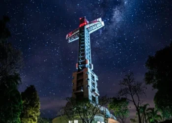 Luna a los pies de la Cruz. – Yasy Guasú