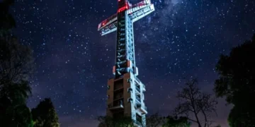 Luna a los pies de la Cruz. – Yasy Guasú