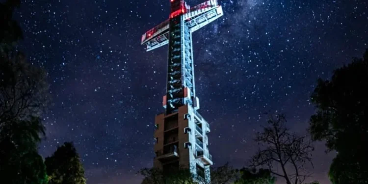 Luna a los pies de la Cruz. – Yasy Guasú