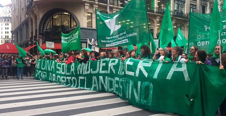 La Ley Ómnibus de Milei establece que cualquier reunión o manifestación de más de tres personas deberá notificarse al ministerio de Seguridad