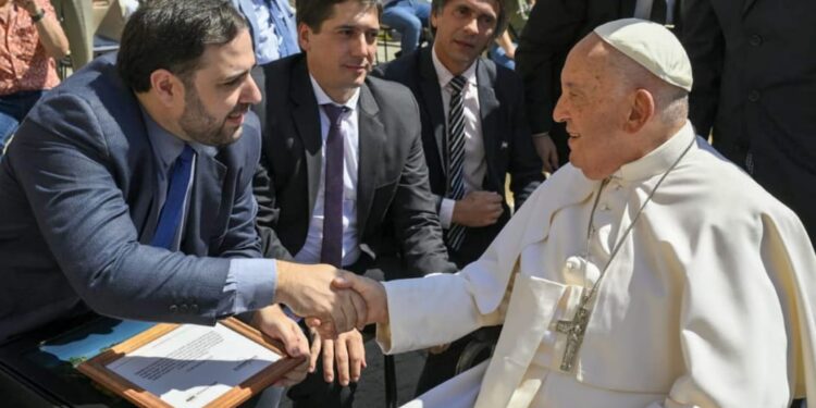 Sebely visitó al Papa: “Gracias Francisco por tu bendición, nos va a guiar siempre”