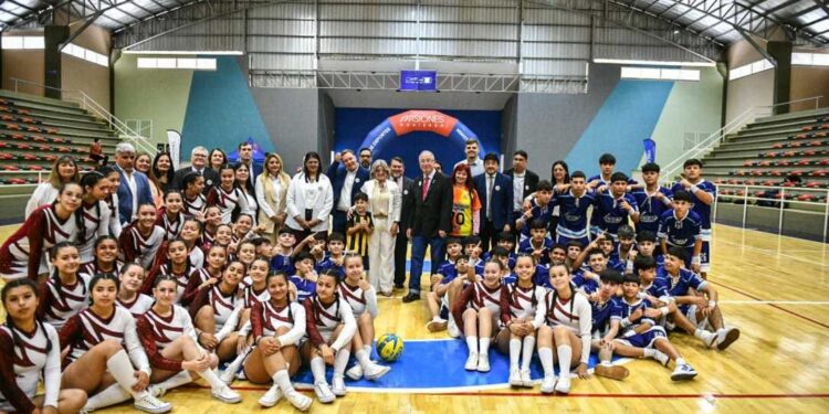 Passalacqua habilitó un moderno polideportivo para 4 mil personas en Puerto Piray: “Así se hace comunidad”